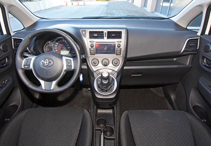 Το εσωτερικό δε θυμίζει κανένα άλλο Toyota, ενώ διακρίνεται για την ποιότητα και τη χρηστικότητα, με τους χώρους για επιβάτες να είναι γενναιόδωροι σε